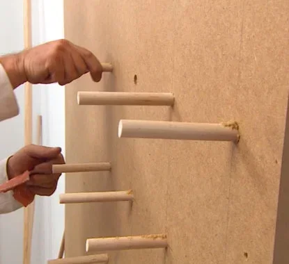 Fixar estacas ao painel na parede