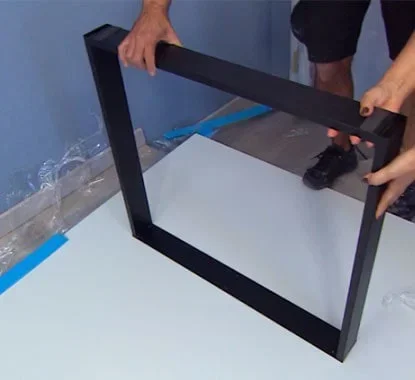 colocação dos pés no tampo da mesa