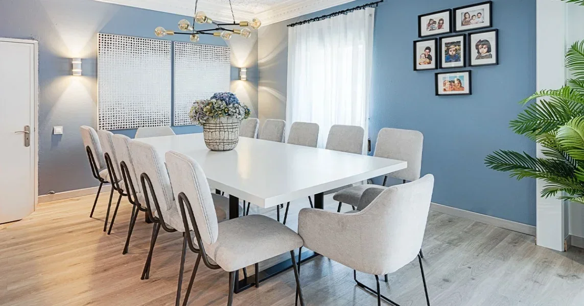 Mesa de jantar de grandes dimensões branca