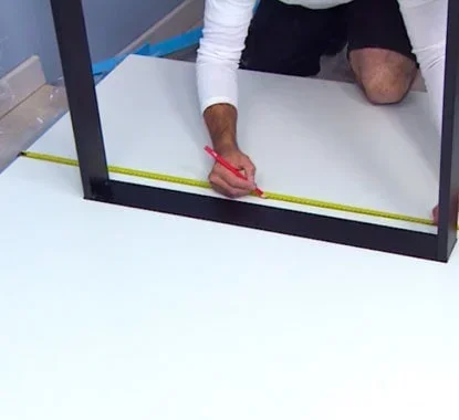 marcação da posição dos pés de mesa no tampo
