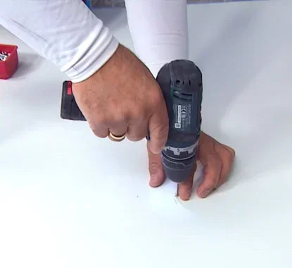fazer furos no tampo com uma broca