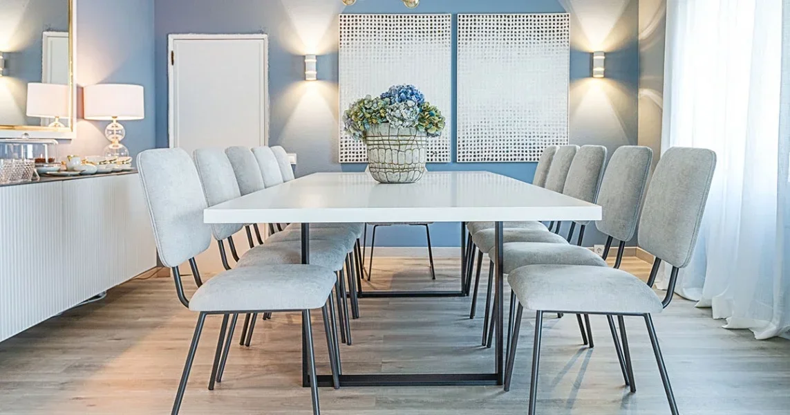 sala de jantar com mesa de jantar branca de grandes dimensões. 