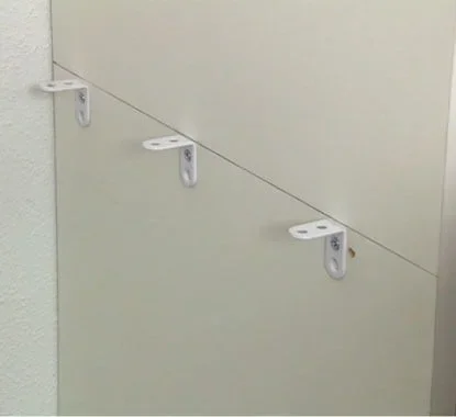 suportes aparafusados às laterais da estrutura da cabeceira da cama