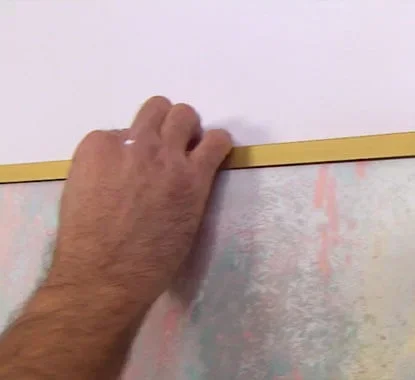 senhor a colocar os perfis em torno da tela para fazer a moldura