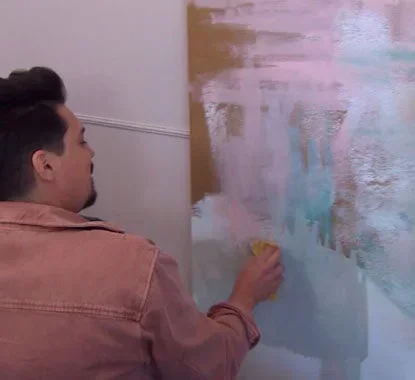 senhor a utilizar uma esponja para dar uns toques decorativos