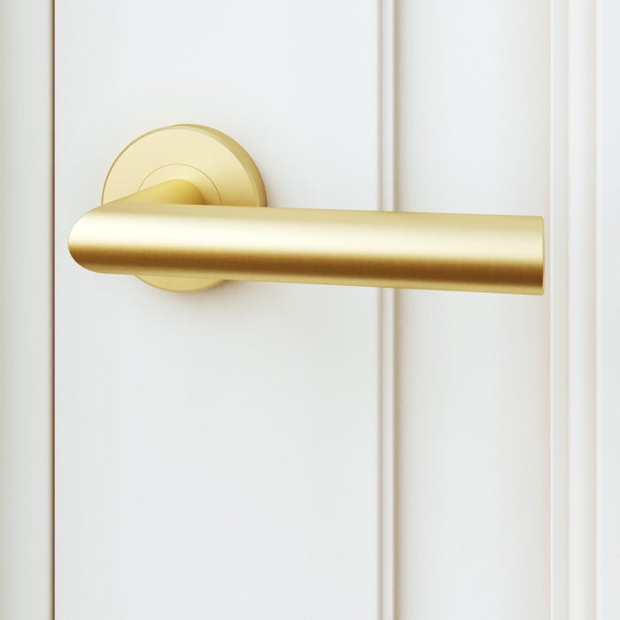 Poignée de porte sur Rosace en finition laiton brossée série SARA par Inspire