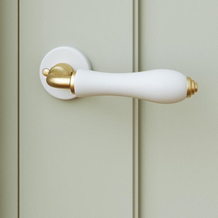 Poignée de porte sur rosace en porcelaine blanche et finition laiton brossée série MAYA par Inspire