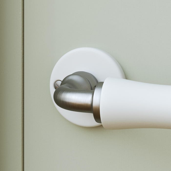 zoom sur la poignée de porte sur rosace en porcelaine blance finition nickel série MAYA par INSPIRE