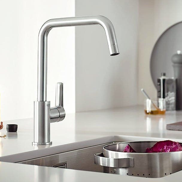 Cocina con grifo con acabado de acero inoxidable.