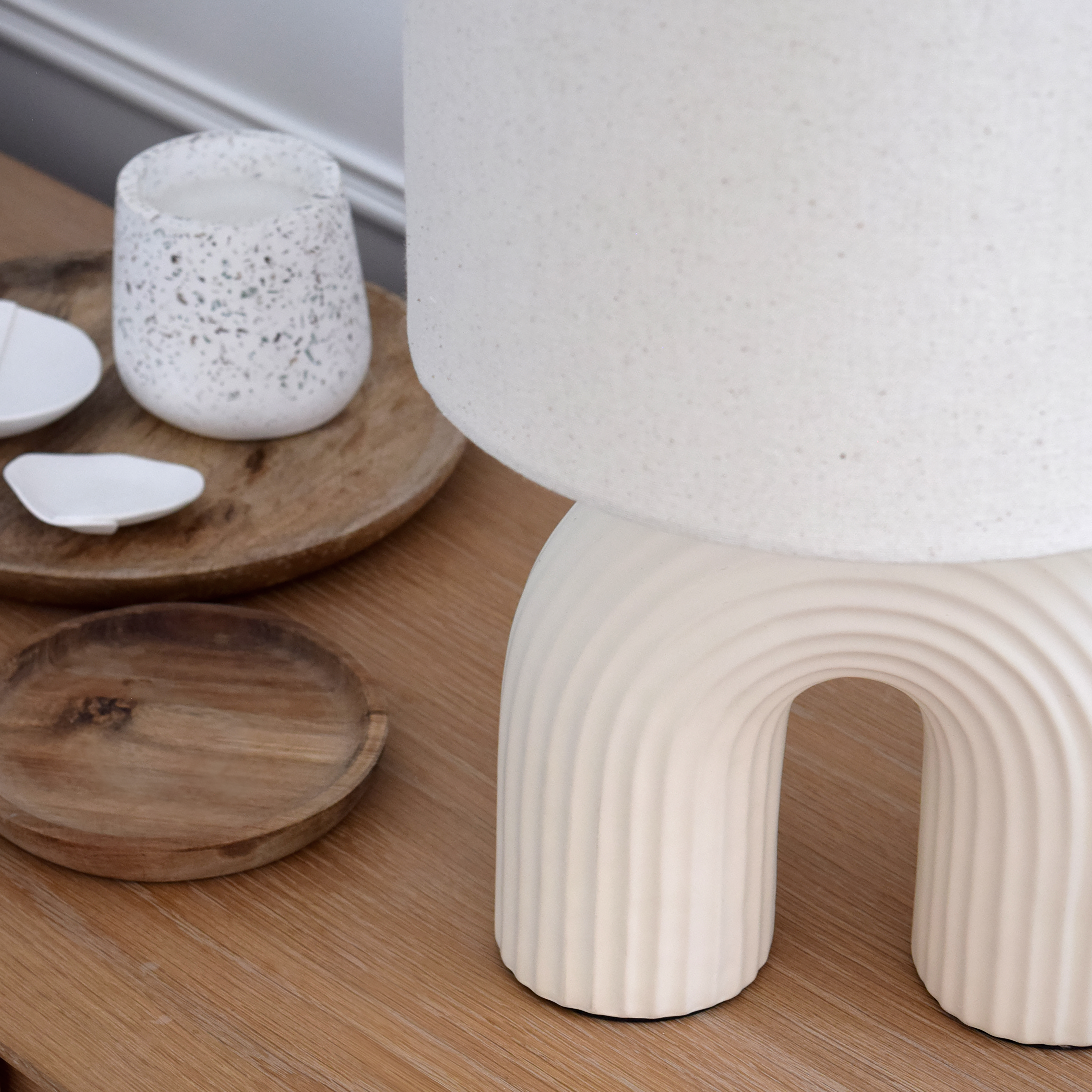 Lámpara de mesa compatible con casquillo E27 Vaska INSPIRE con estructura cerámica beige pantalla crema de algodón alimentación a red - 5