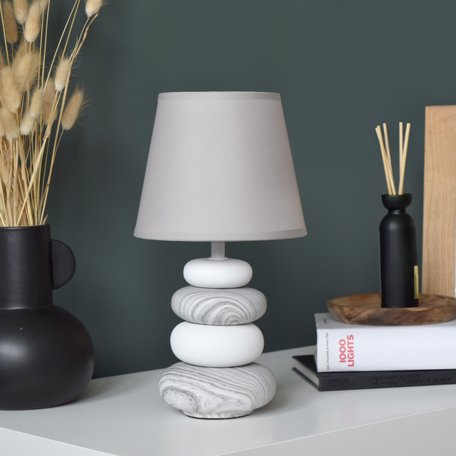 Lámpara de mesa compatible con casquillo E14 Navala INSPIRE con estructura cerámica gris pantalla gris de algodón alimentación a red