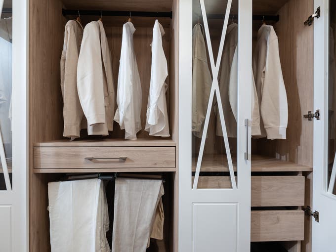 Vestidor con puertas a medida