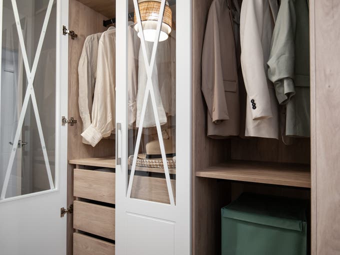 Vestidor con puertas de cristal