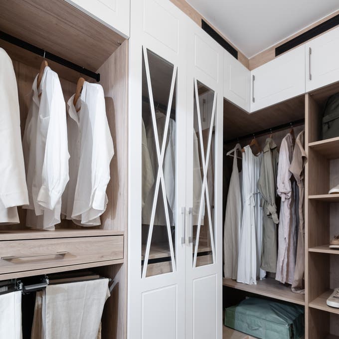 Vestidor con puertas a medida