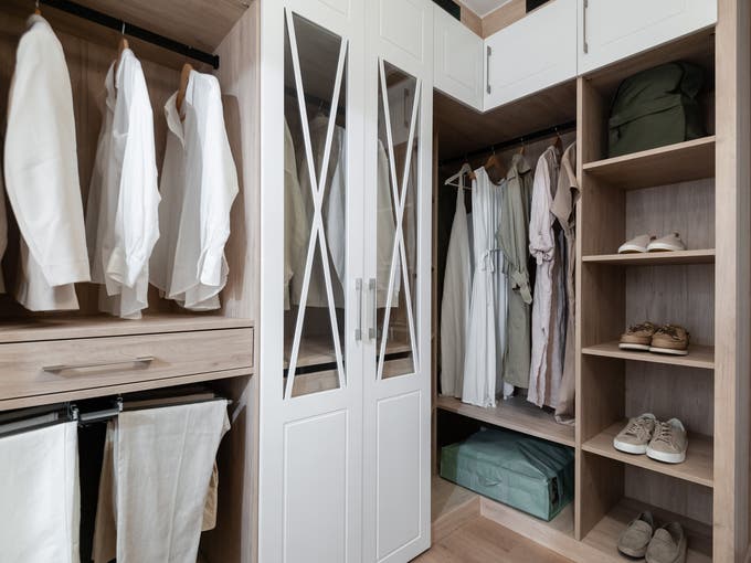 Vestidor a medida con puertas