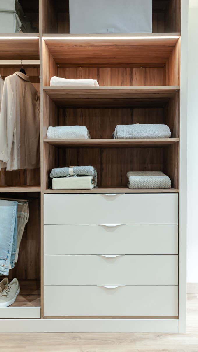 Detalle de cajones y baldas del vestidor
