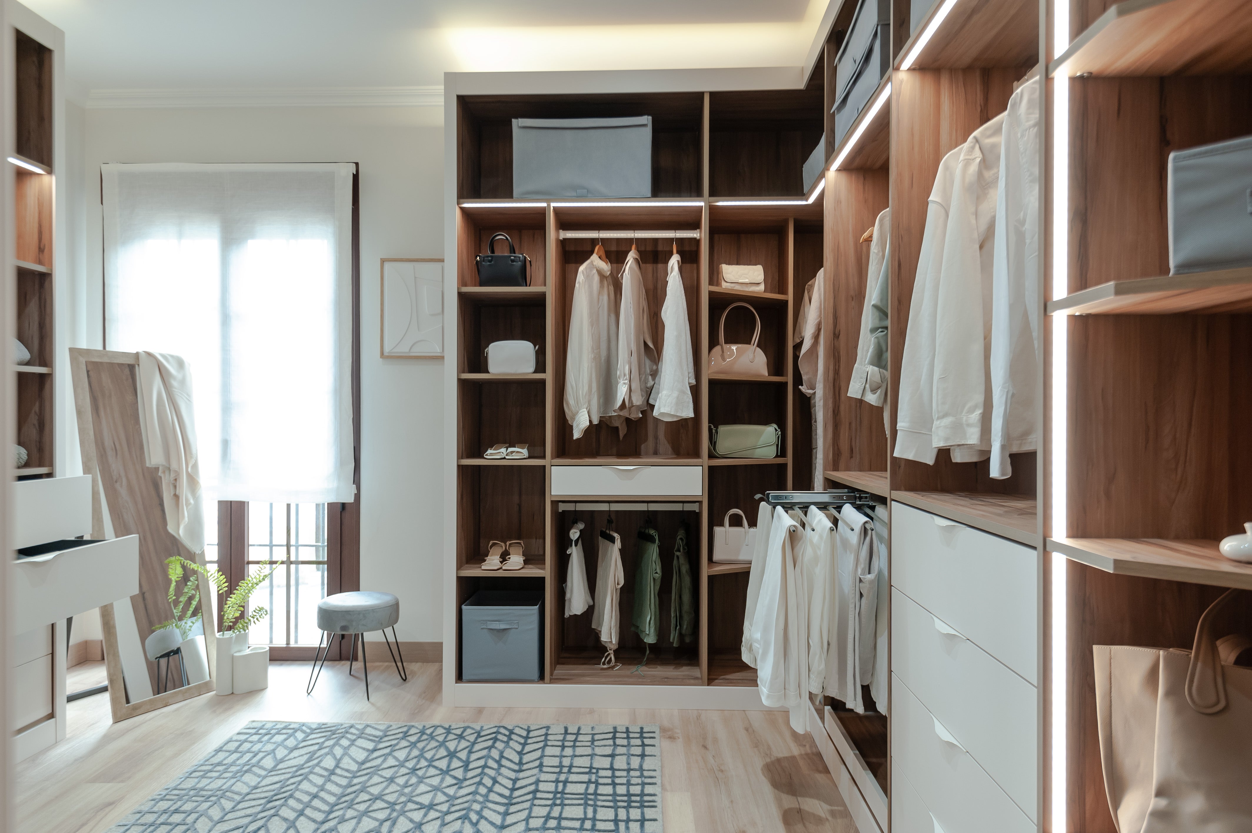 Armarios a medida: dos proyectos que transforman una habitación en vestidor ideal | Leroy Merlin
