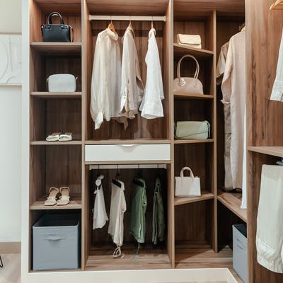 Cómo organizar la ropa y aprovechar el espacio en el armario con cajas de  almacenamiento, bolsas al vacío y otras soluciones prácticas y baratas