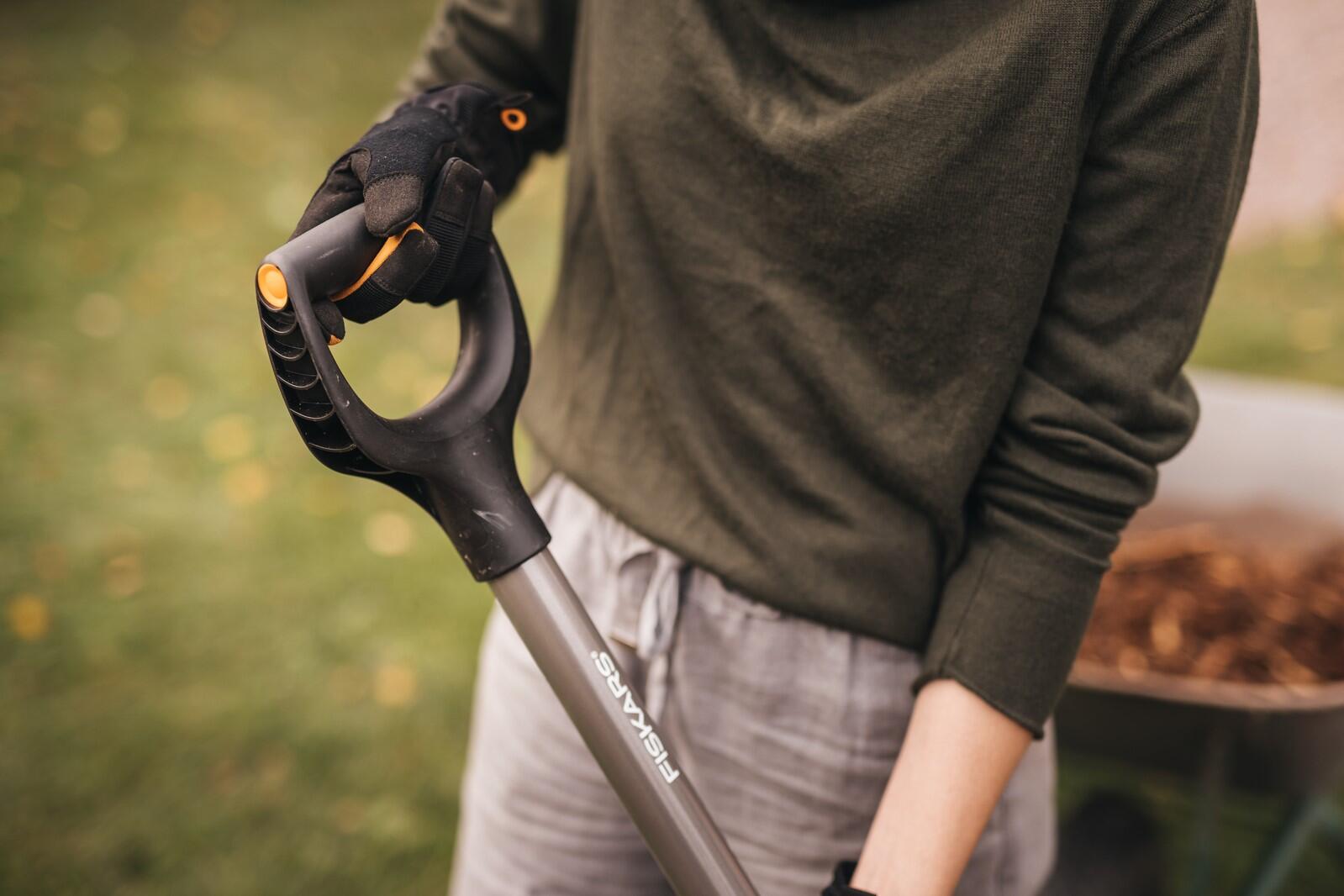 Bêche pointue acier manche ergonomique FISKARS - 5
