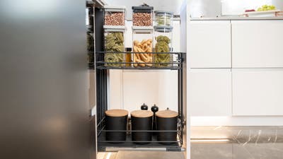 Mejora el espacio de tu cocina con accesorios útiles como el organizador  extraíble de despensa con bandejas de madera o cestas metálicas -…