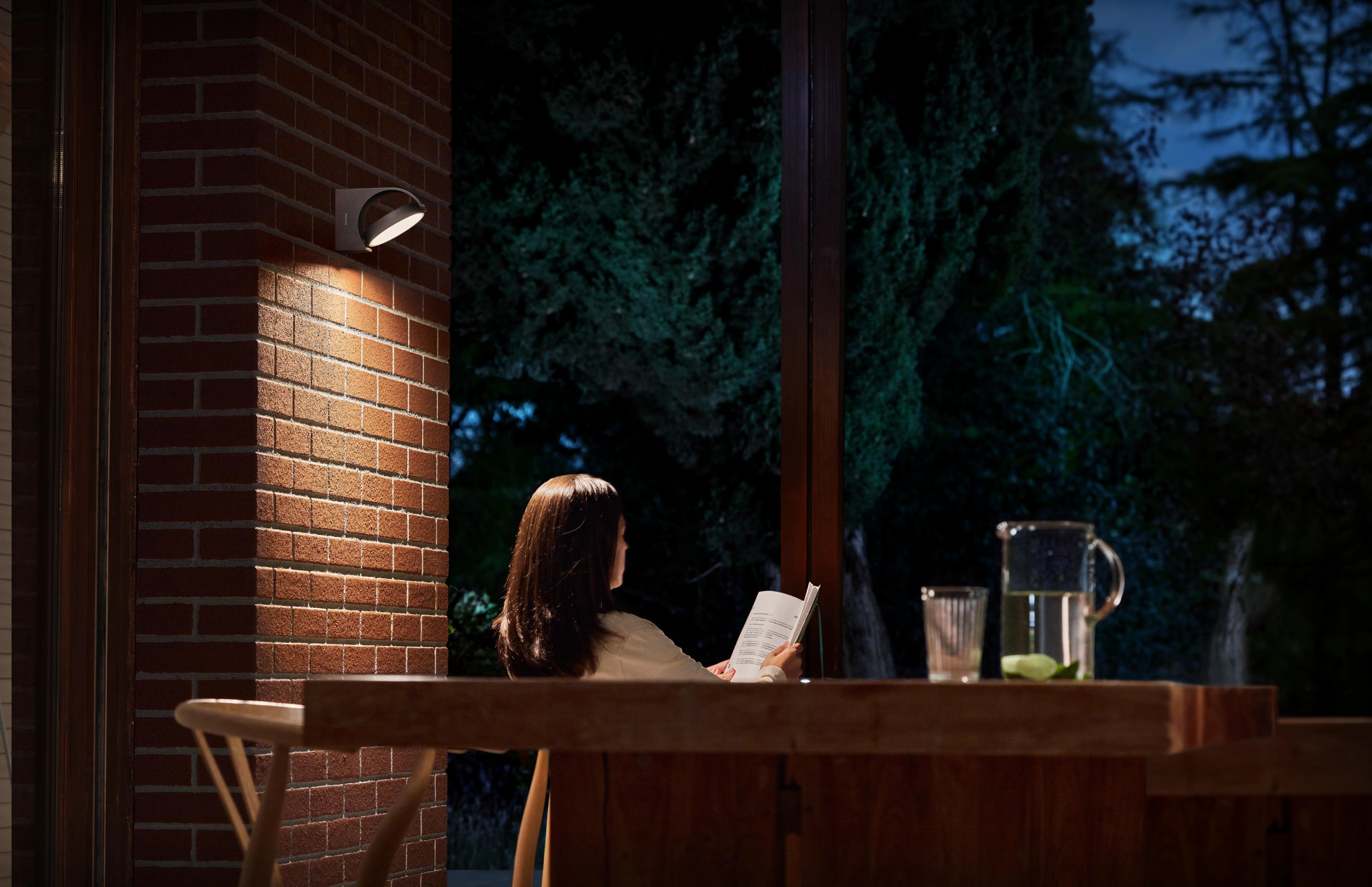 Aplique exterior led philips negro 7w blanco cálido