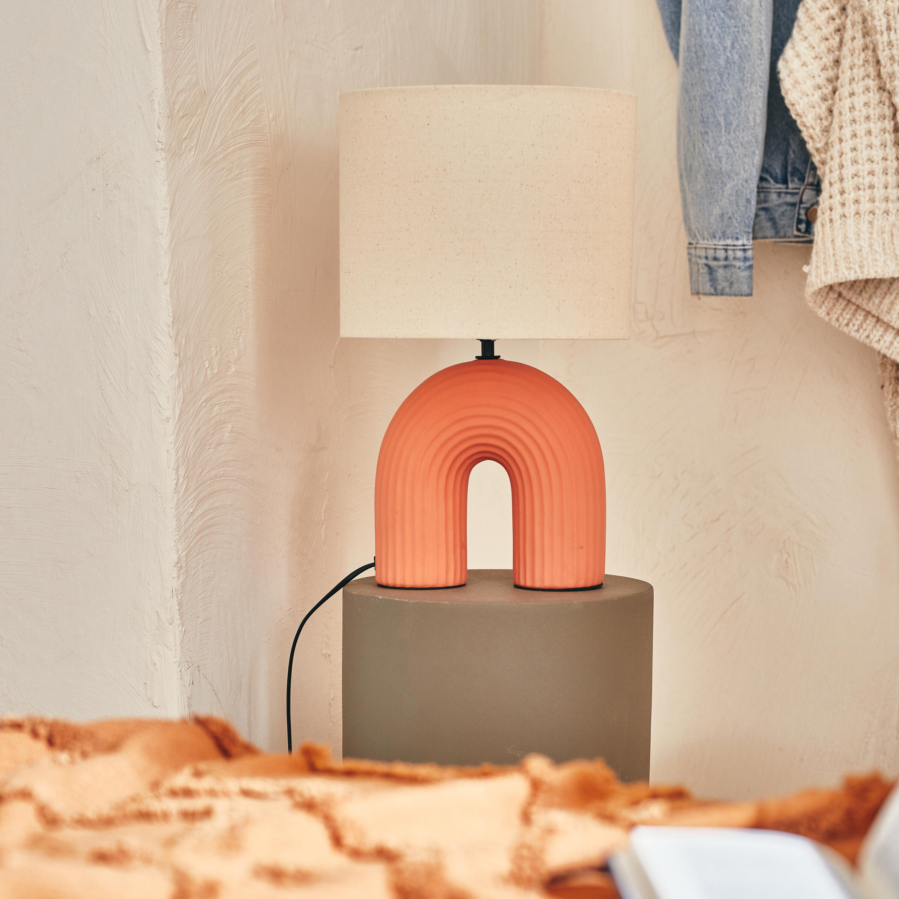 Lámpara de mesa compatible con casquillo E27 Vaska INSPIRE con estructura cerámica cobre pantalla beige de algodón alimentación a red - 4