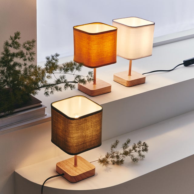 Lámpara de mesa compatible con casquillo E14 Akora INSPIRE con estructura madera amarillo pantalla amarilla de algodón alimentación a red