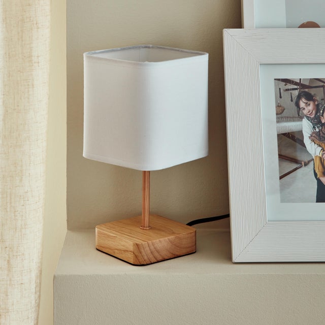 Lámpara de mesa compatible con casquillo E14 Akora INSPIRE con estructura madera blanca pantalla blanca de algodón alimentación a red