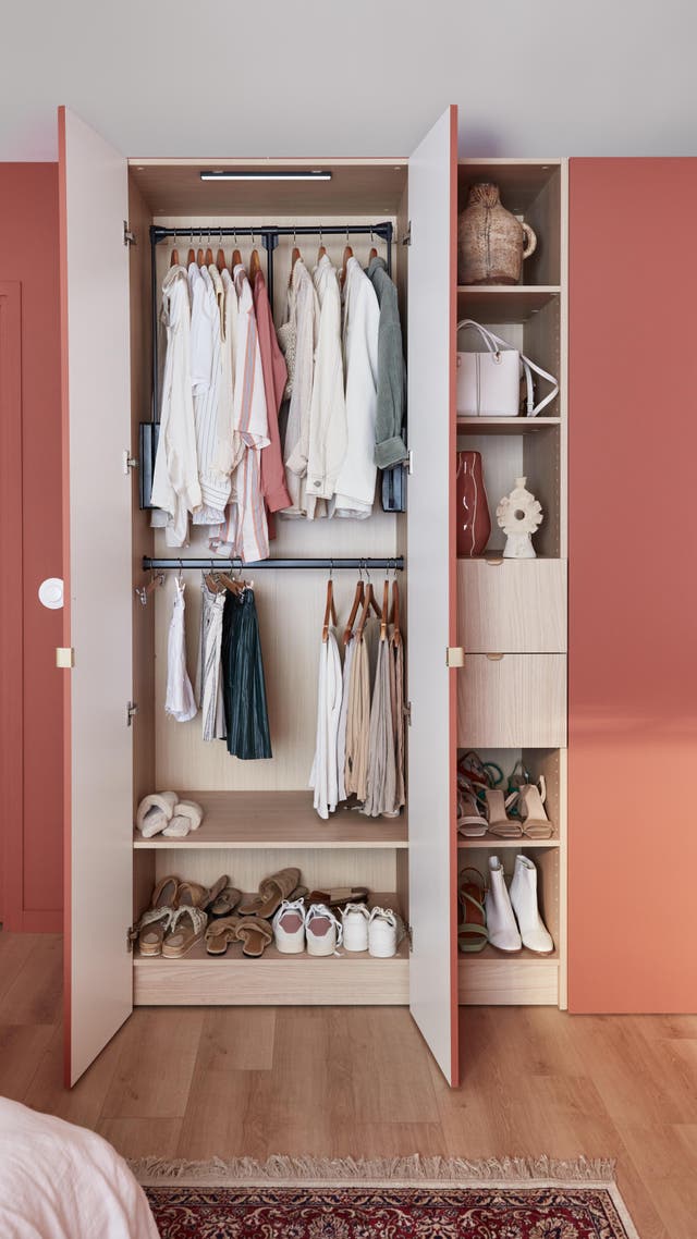 photo d'un dressing avec des portes de placard