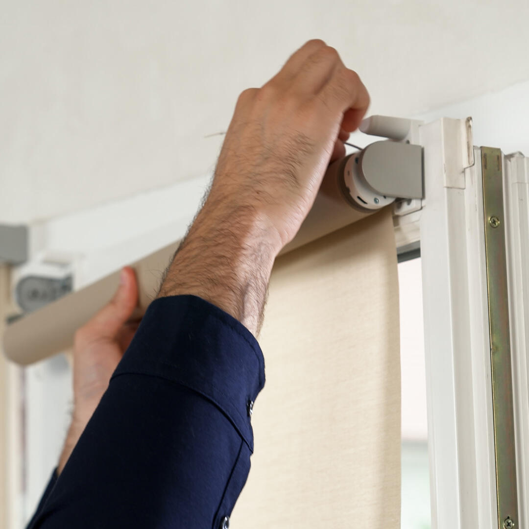 Grâce aux accessoires d'adaptation fournis : roue et couronne, vous motorisez facilement vos stores d'intérieur Salsa, Samba, Bossa ou Bolero et remplacez la chaînette existante. Le moteur Roll UP 24 RTS intègre déjà une batterie et la commande murale Smoove 2 fournie, fonctionne avec des piles, ce qui vous dispense des travaux de raccordement électrique au secteur. - 3