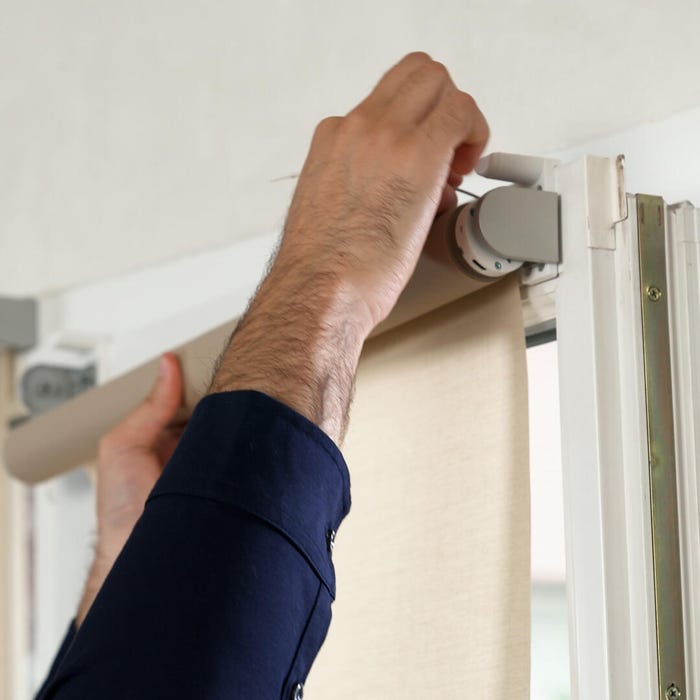 Grâce aux accessoires d'adaptation fournis : roue et couronne, vous motorisez facilement vos stores d'intérieur Salsa, Samba, Bossa ou Bolero et remplacez la chaînette existante. Le moteur Roll UP 24 RTS intègre déjà une batterie et la commande murale Smoove 2 fournie, fonctionne avec des piles, ce qui vous dispense des travaux de raccordement électrique au secteur.