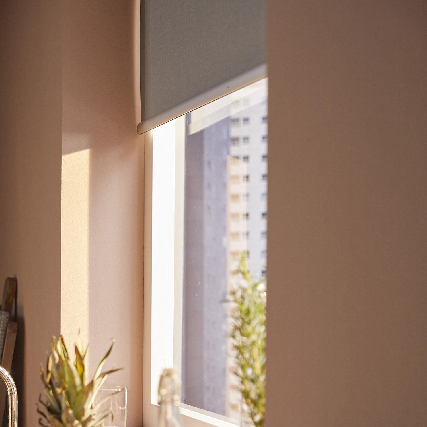 Et si vous profitiez d'un bain de soleil dès le lever ? Utilisez la fonction programmation horaire de la commande intelligente TaHoma switch pour paramétrer l'ouverture de vos stores afin de vous réveiller en même temps que le lever du soleil. Dans la journée, modulez l'ouverture et la fermeture de vos stores pour éviter d'être ébloui lorsque vous travaillez. Lorsque le soleil se couche, programmez la fermeture de vos stores pour vous protéger des regards indiscrets. - 5