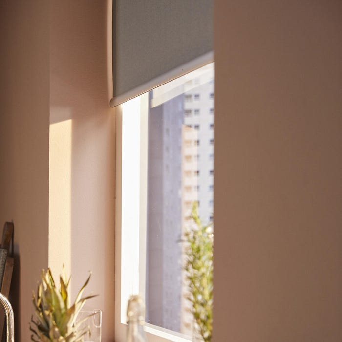 Et si vous profitiez d'un bain de soleil dès le lever ? Utilisez la fonction programmation horaire de la commande intelligente TaHoma switch pour paramétrer l'ouverture de vos stores afin de vous réveiller en même temps que le lever du soleil. Dans la journée, modulez l'ouverture et la fermeture de vos stores pour éviter d'être ébloui lorsque vous travaillez. Lorsque le soleil se couche, programmez la fermeture de vos stores pour vous protéger des regards indiscrets.