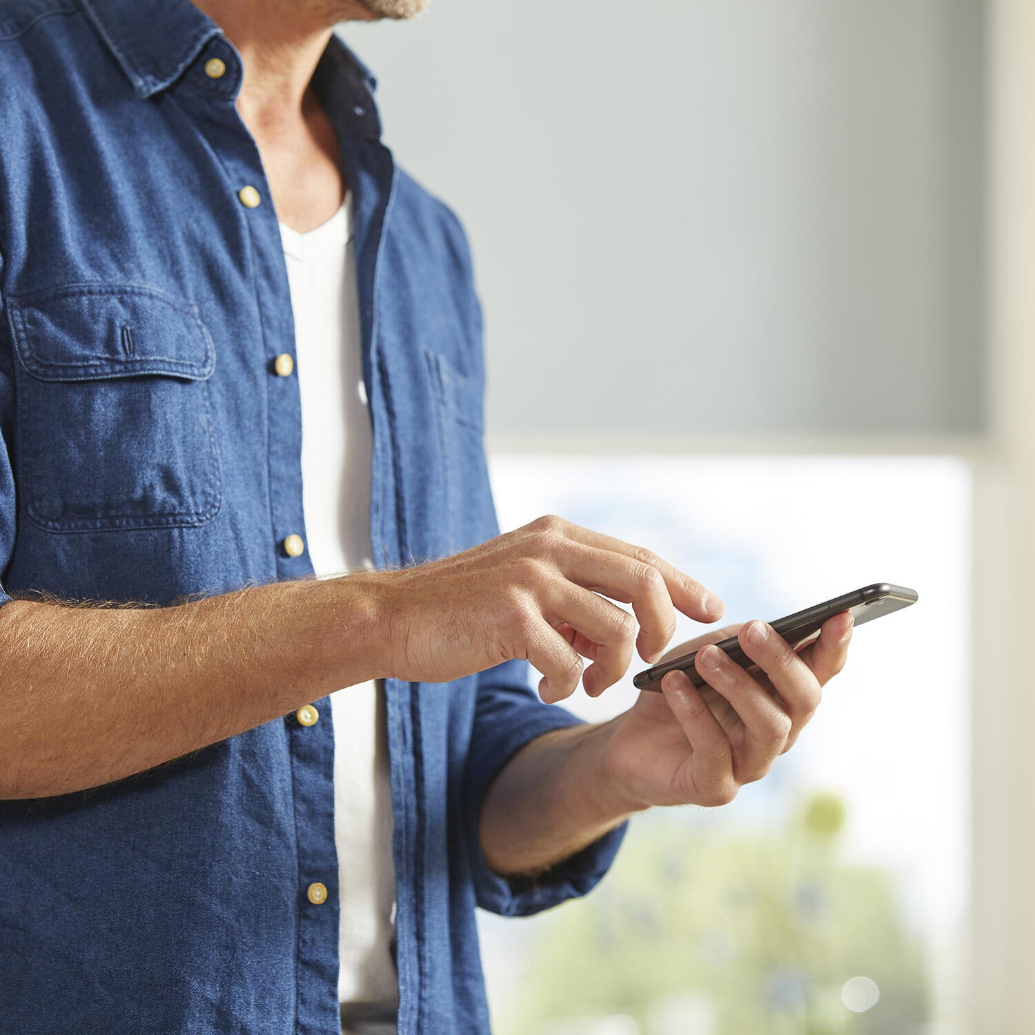 En connectant vos stores aux box TaHoma switch et Enki, vous avez la possibilité de faire interagir vos stores connectés avec d'autres équipements tels que l'éclairage, les volets roulants etc. dans des scénarios. Par exemple, lorsque la nuit tombe en rentrant chez vous le soir, vos stores se baissent automatiquement pour préserver votre intimité et les lumières s'allument. Pour Enki, branchez simplement une clé d’extension RTS sur le port USB de la box. - 6