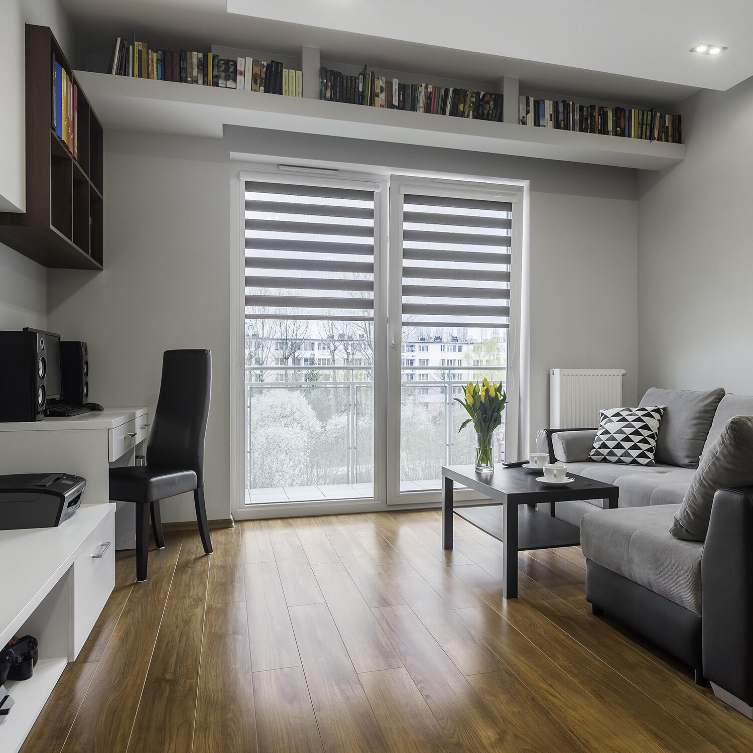 Vous partez en vacances ? Pour plus de sérénité, simulez votre absence en ouvrant/fermant automatiquement votre store connecté et en allumant les lumières dotées d'un récepteur radio, lorsque vous êtes loin de chez vous. - 7