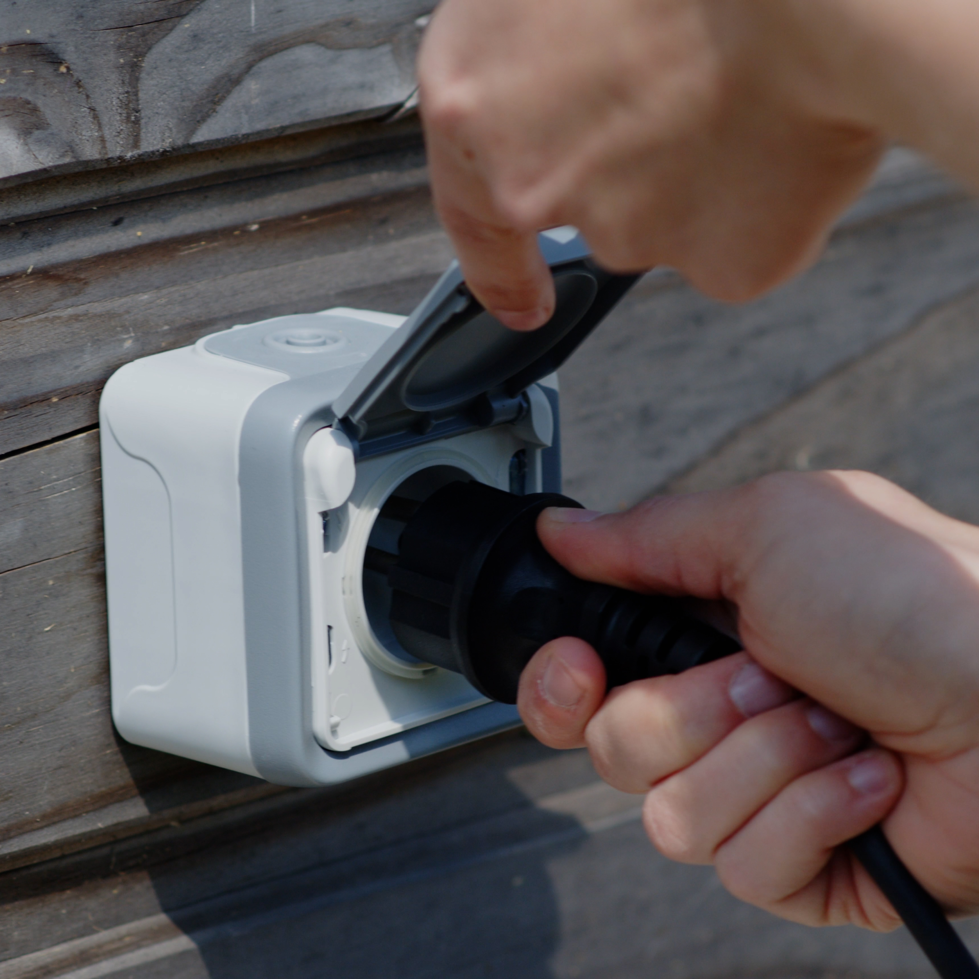 Choisissez une façade ensoleillée, clipsez-y votre panneau Beem, branchez-le sur une prise 230V de votre logement... Ça y est : vous produisez votre électricité solaire !

Grâce à l'onduleur, synchronisé au réseau électrique, les électrons solaires sont acheminés dans le circuit électrique de votre logement. Une fois diffusés, ils alimentent les appareils électriques à proximité qui consomment en même temps.
 - 1