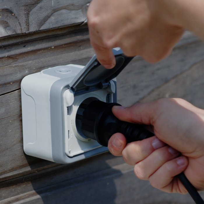 Choisissez une façade ensoleillée, clipsez-y votre panneau Beem, branchez-le sur une prise 230V de votre logement... Ça y est : vous produisez votre électricité solaire !

Grâce à l'onduleur, synchronisé au réseau électrique, les électrons solaires sont acheminés dans le circuit électrique de votre logement. Une fois diffusés, ils alimentent les appareils électriques à proximité qui consomment en même temps.
