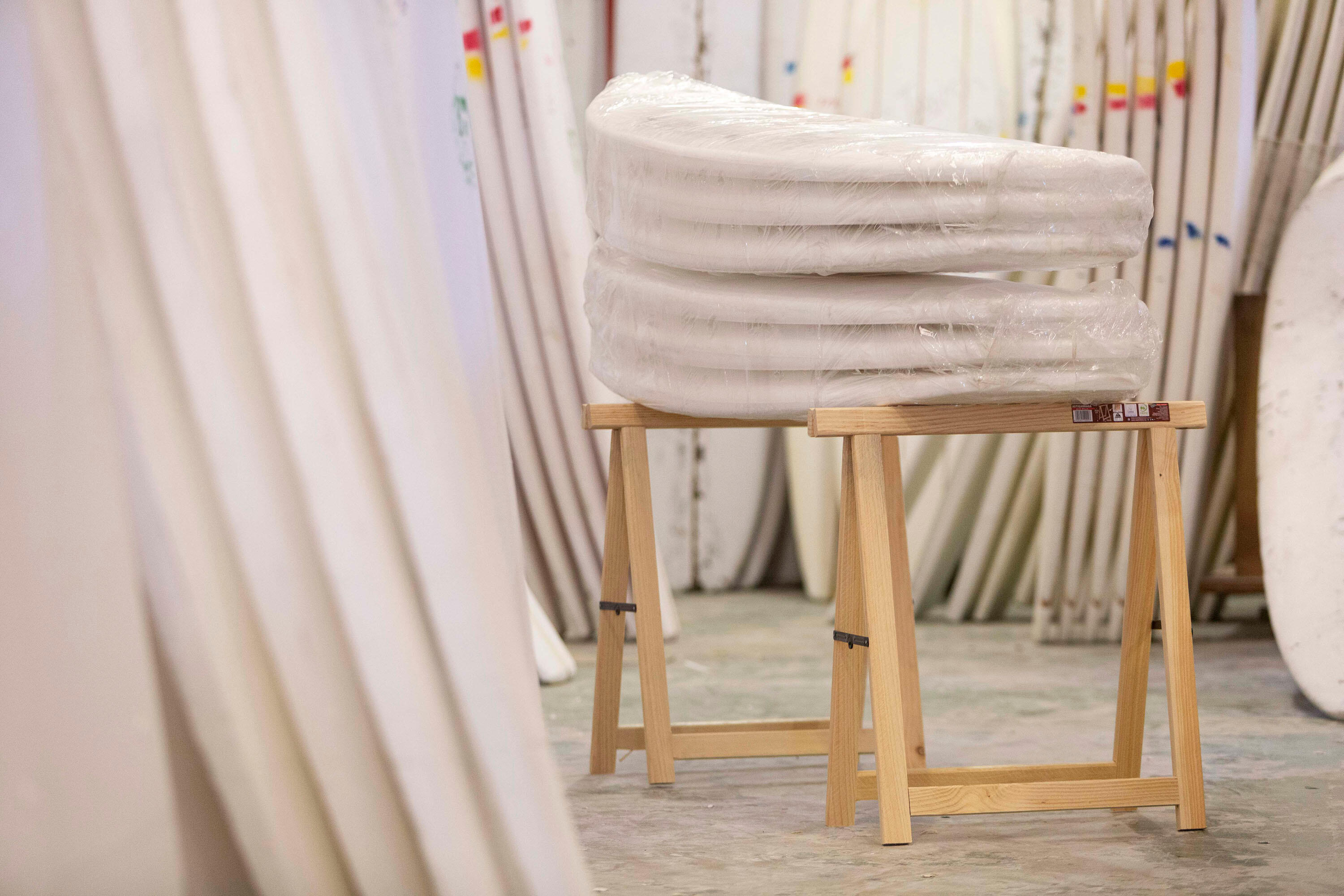 CABALLETE DE MADERA 75,5 X 73,5 CM - 2