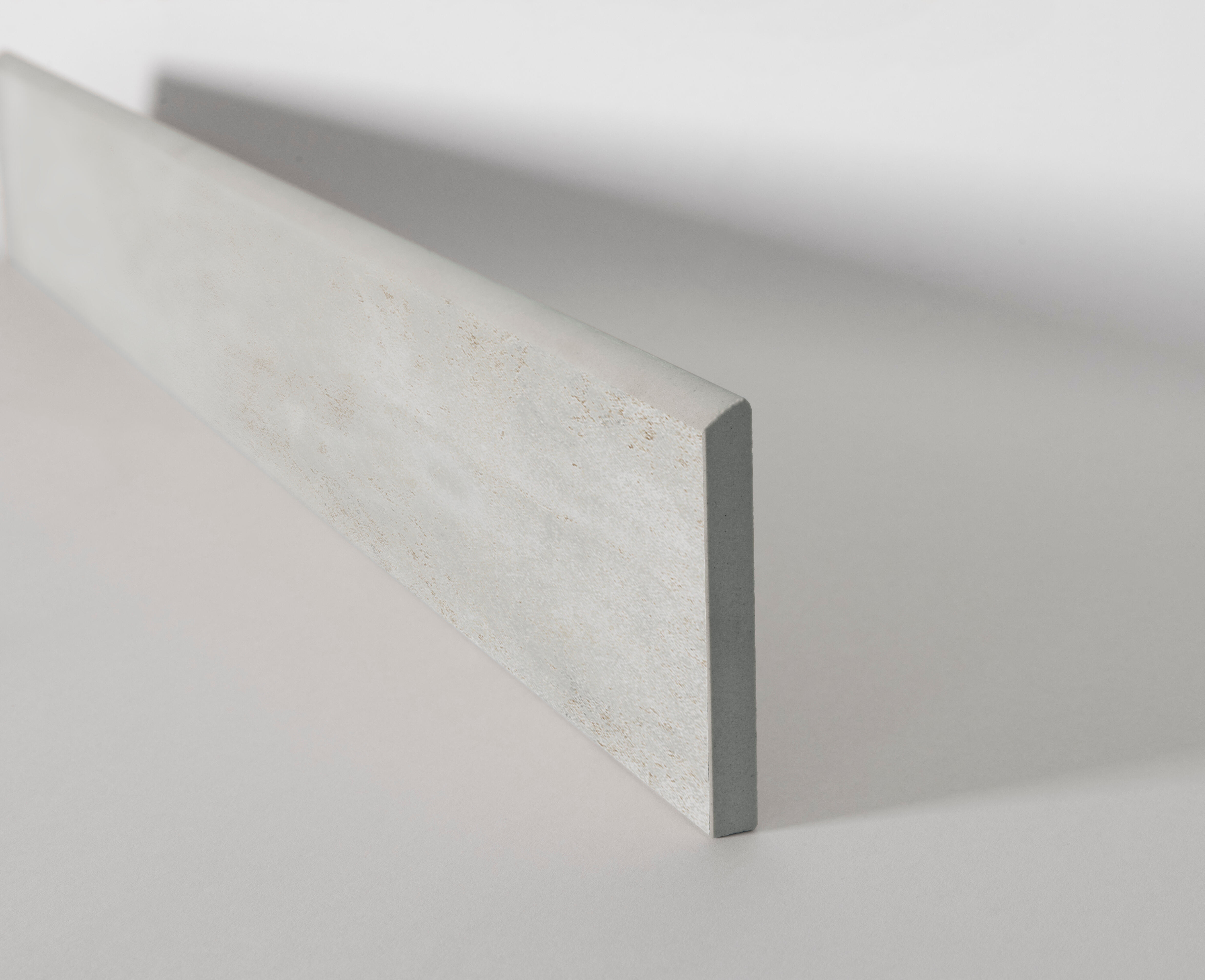 Pack de 10 rodapiés porcelánico foundry 60x9 cm cemento gris saloni