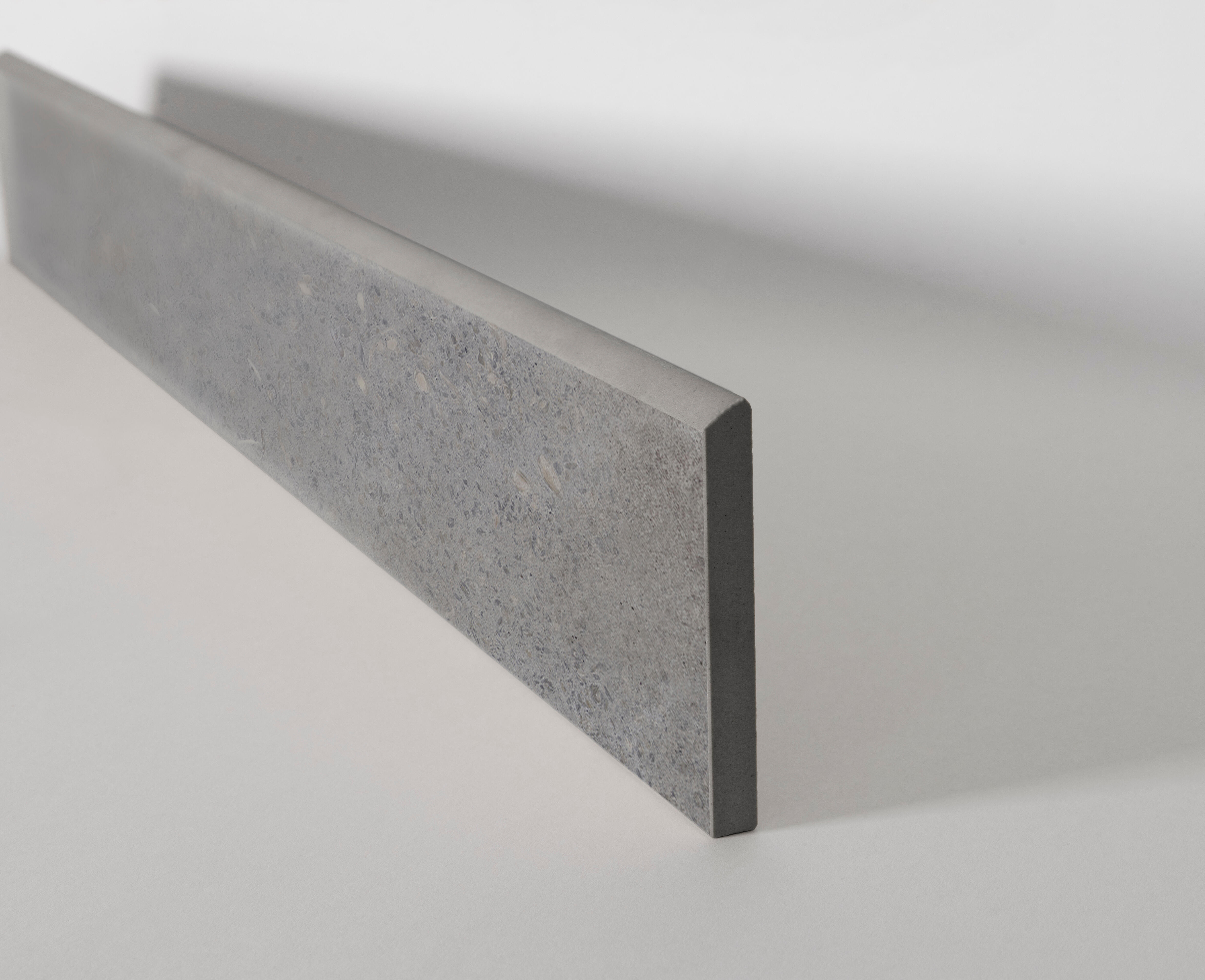 Pack de 10 rodapiés porcelánico bkendi 60x9 cm cemento gris grafito saloni