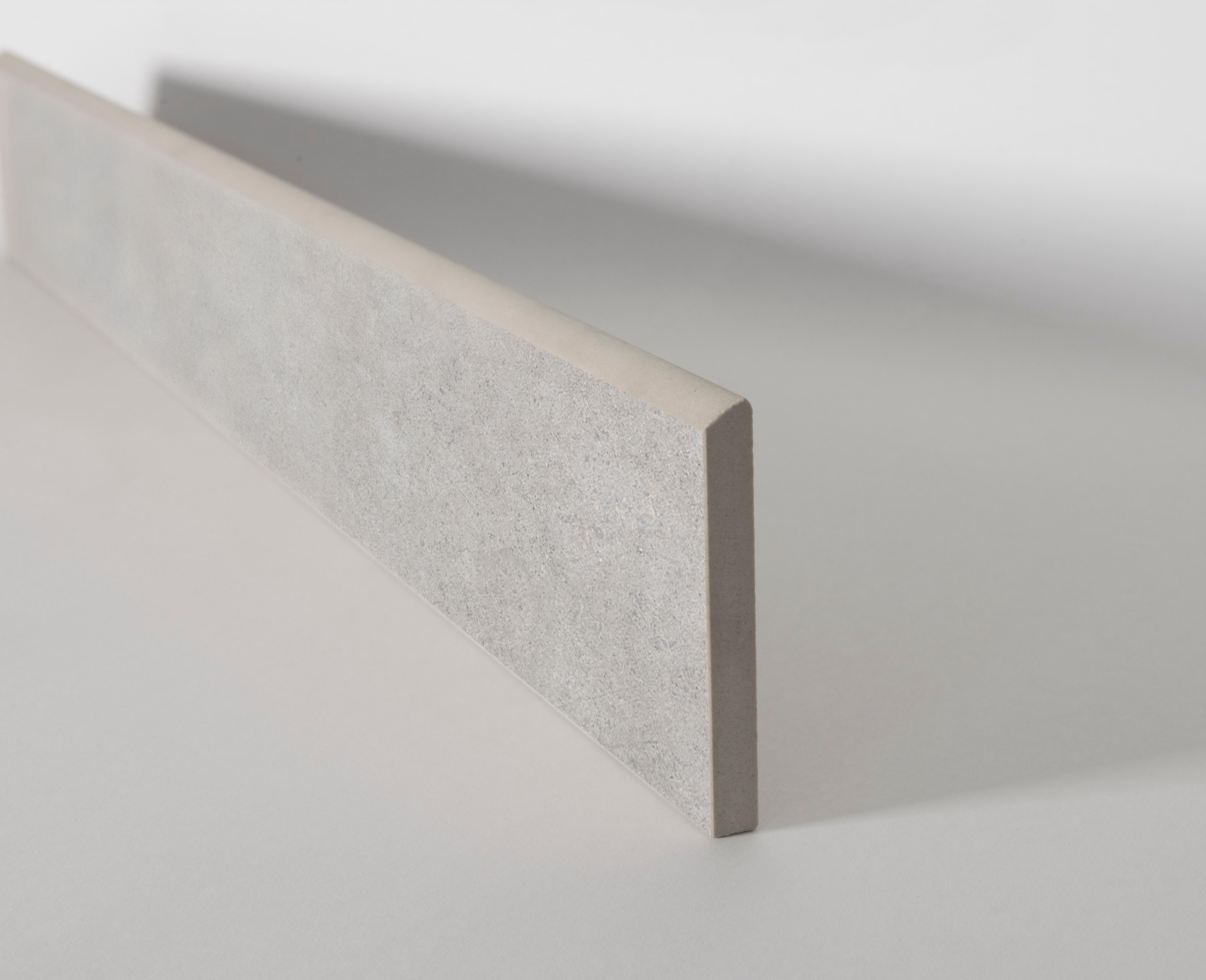 Pack de 10 rodapiés porcelánico bkendi 60x9 cm cemento gris saloni