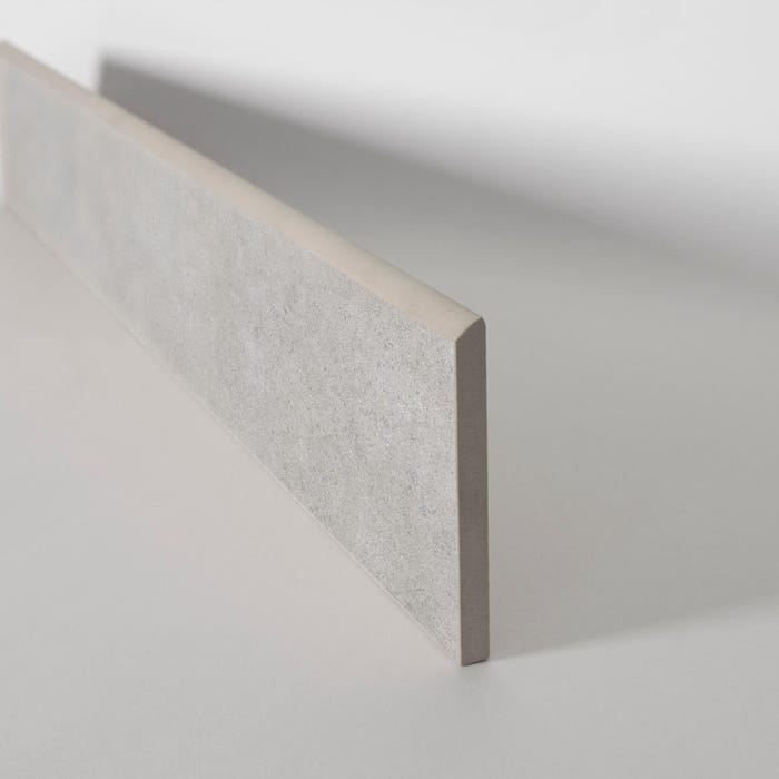 Pack de 10 Rodapiés porcelánico Bkendi 90x9 cm cemento gris SALONI ...