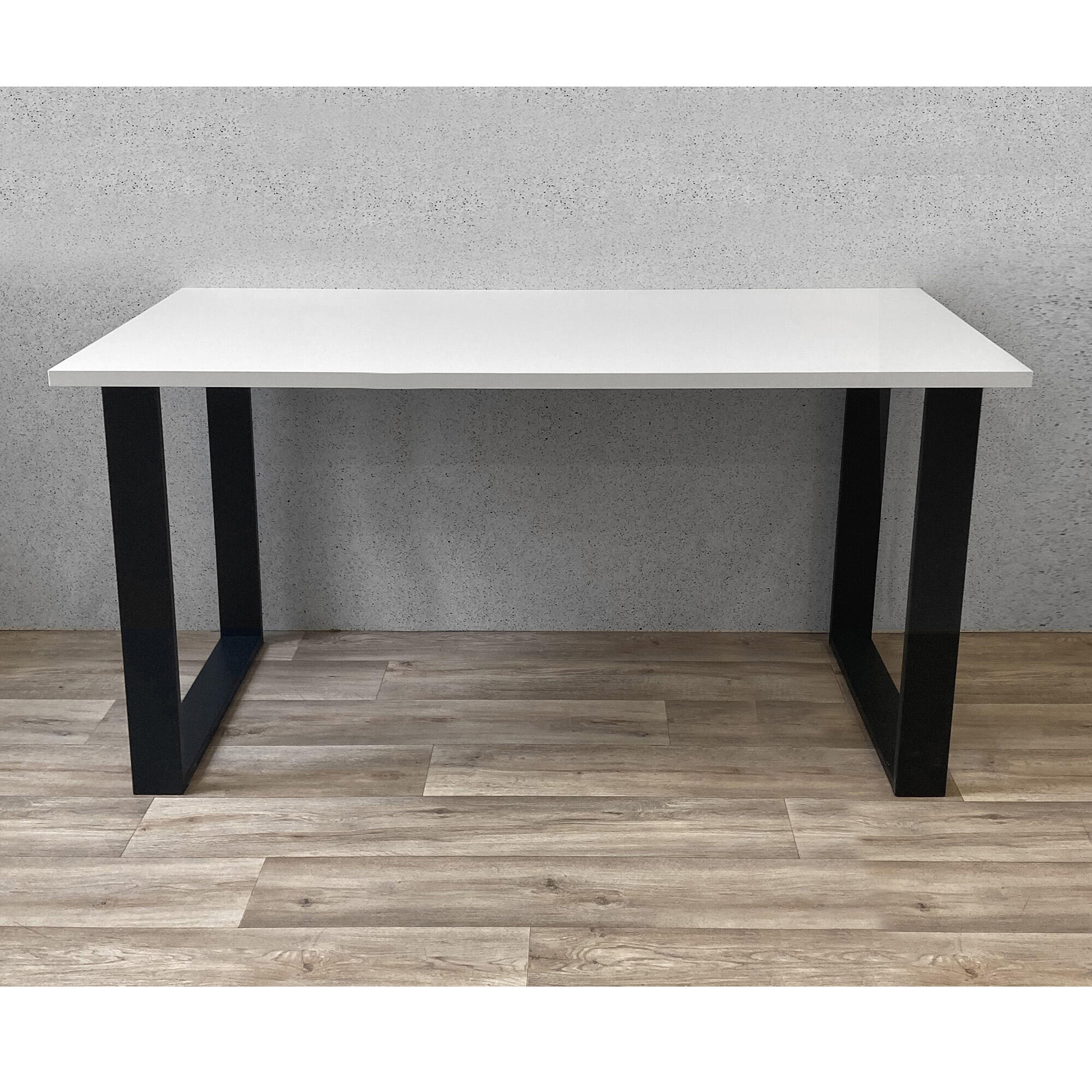 Mesa de escritorio, tapa aglomerado blanco y patas negro. lxanxal:140x68x73,5 cm