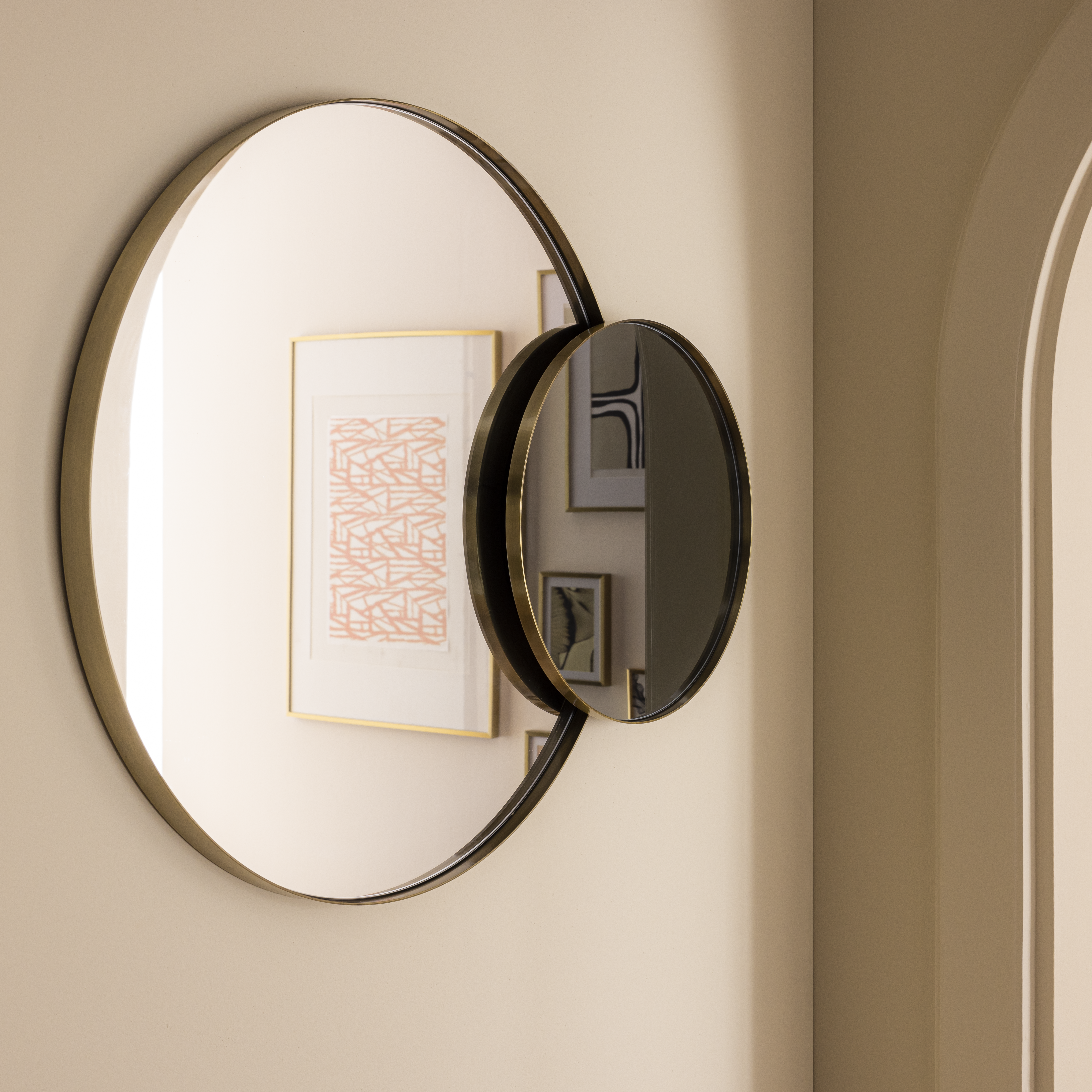 Espejo enmarcado de pared redondo Glam Pimp metal latón brillante INSPIRE de 61 cm de diámetro - 2