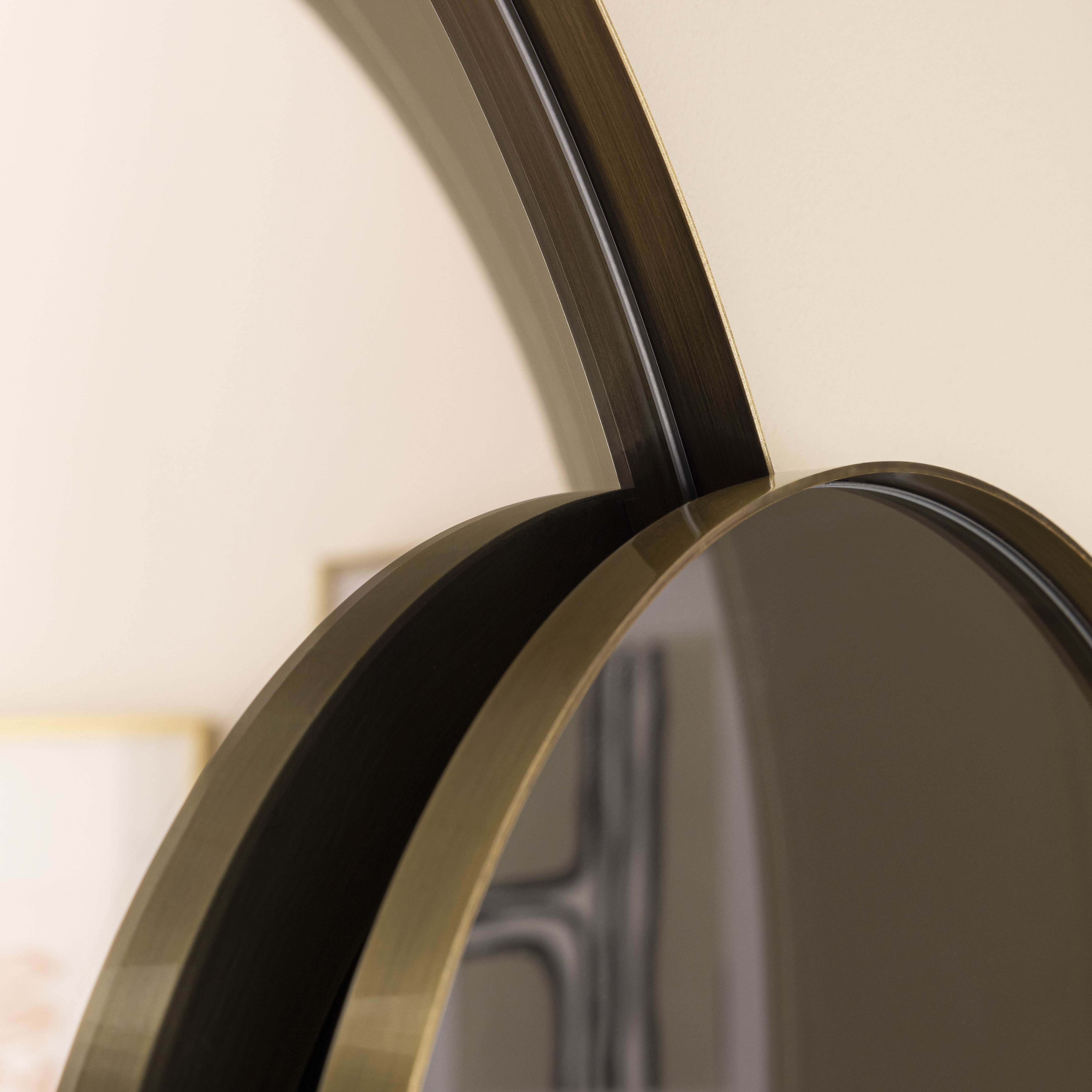 Espejo enmarcado de pared redondo Glam Pimp metal latón brillante INSPIRE de 61 cm de diámetro - 7