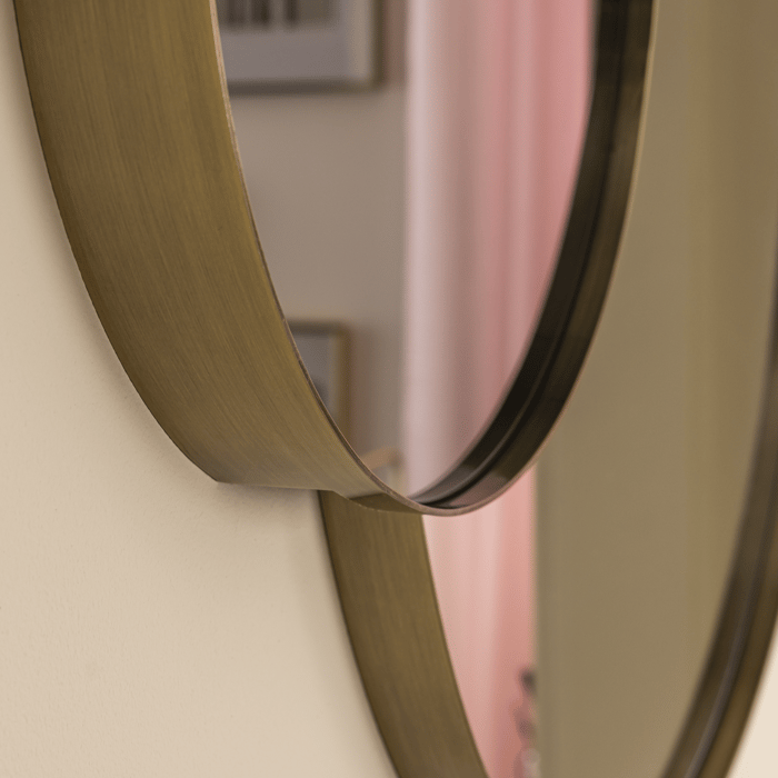 lustro w metalowej ramie