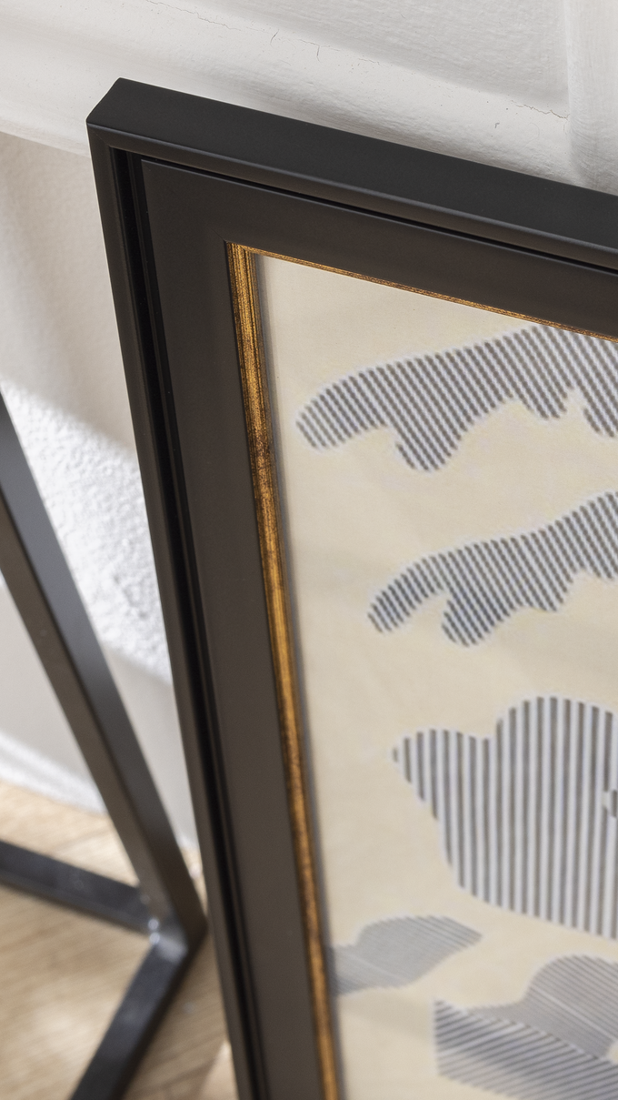 Detalle de la moldura de un marco en negro