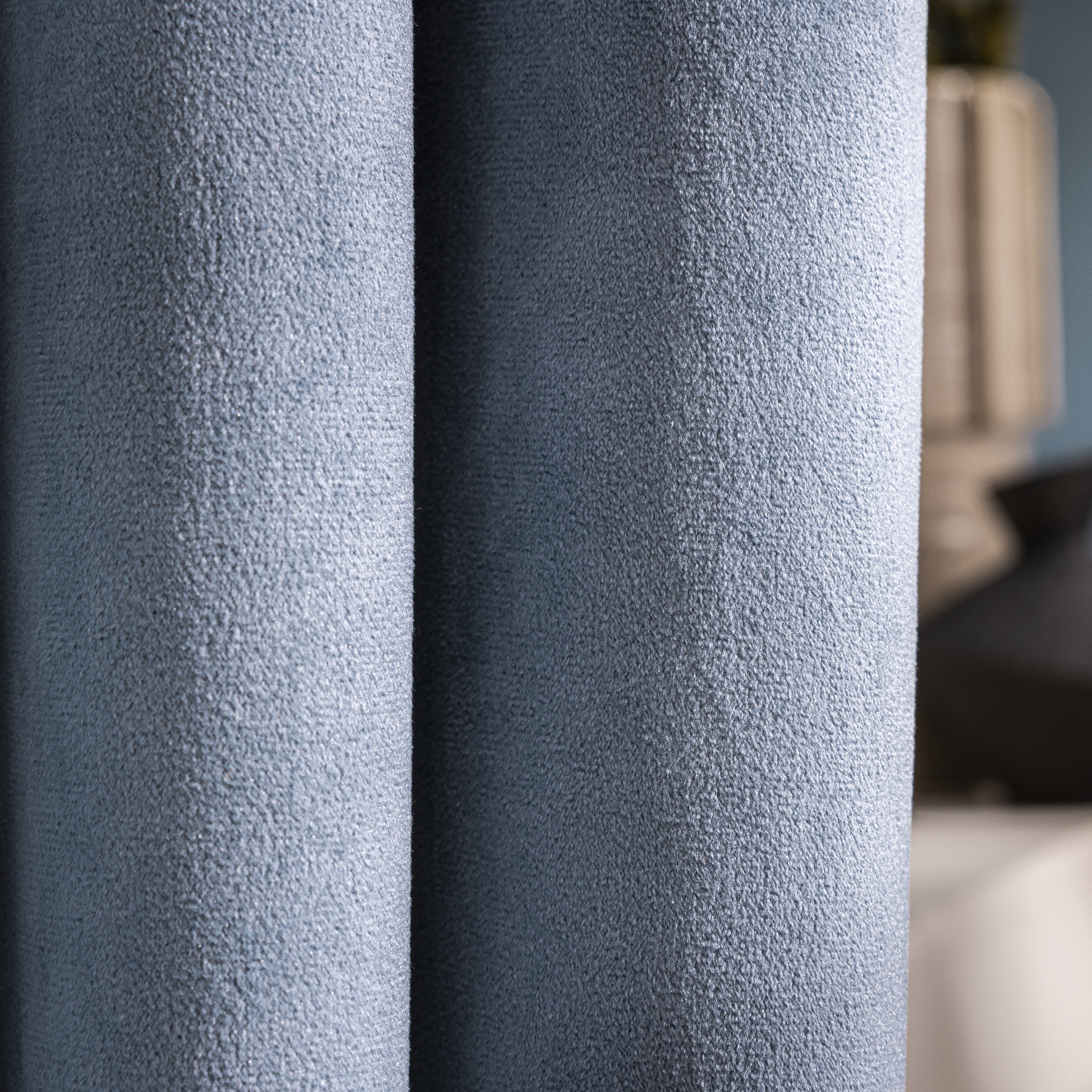 Zasłona welurowa Dubbo niebieska 140 x 280 cm na przelotkach Inspire - 11