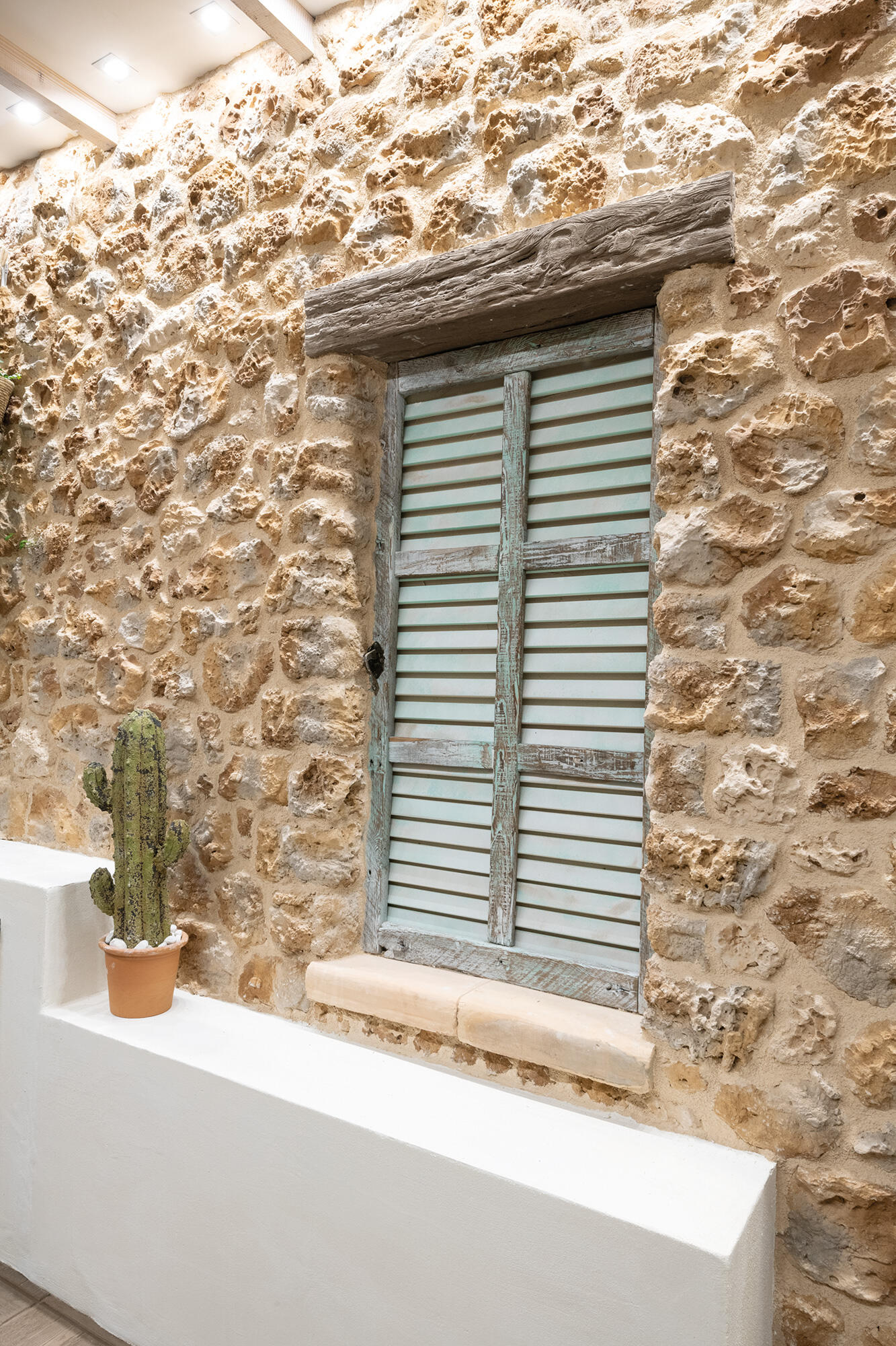 Revestimiento hormigón aligerado esq. timanfaya aspecto piedra multiformato