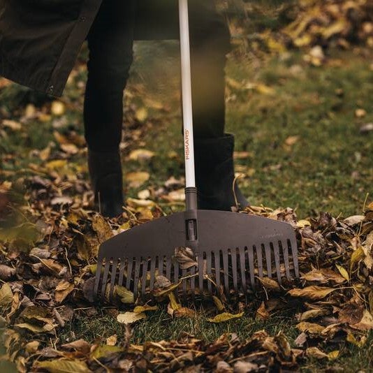 Fiskars Tête De Balai à Gazon Solid M 23 Dents – Largeur 42 Cm, Plastique Robuste, Compatible Manche Solid, Pour Feuilles & Herbe